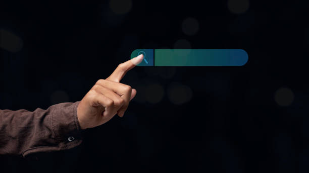 Uomo d'affari che punta la ricerca di navigazione internet dati informazioni rete touch screen.